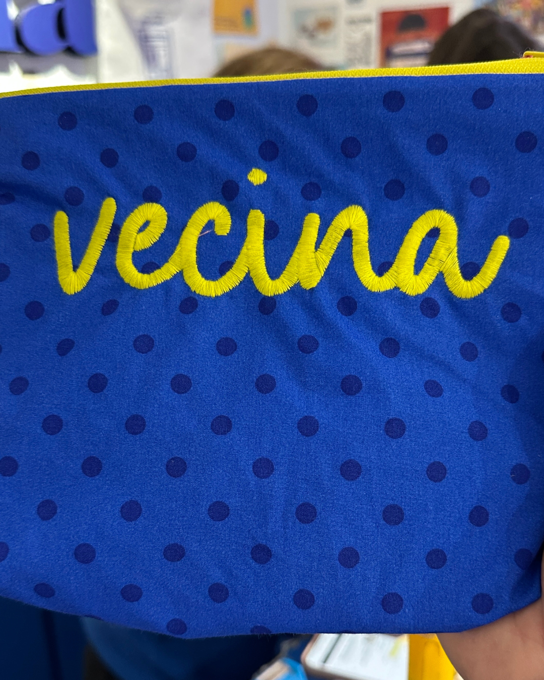 Neceser Vecina - Azul vecina lunares letra amarillo