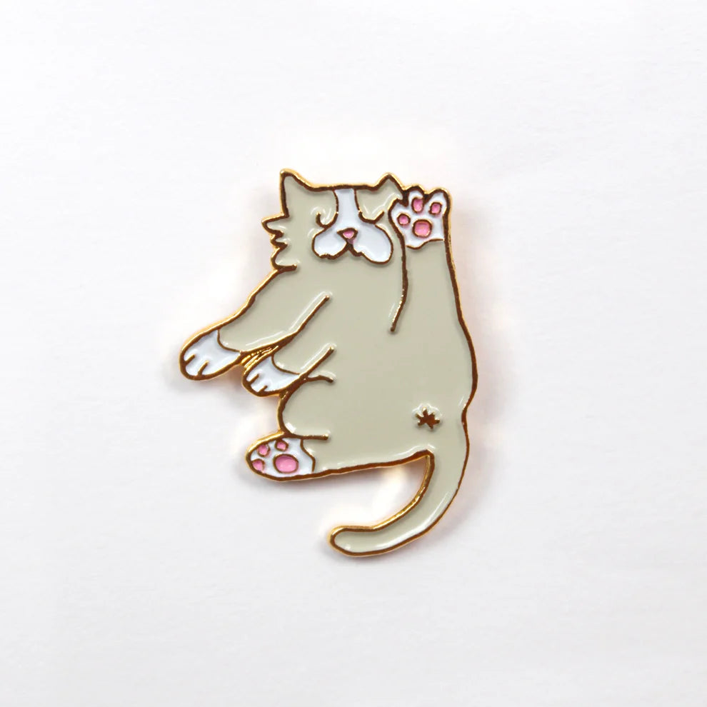 Pin Gato gris tumbado