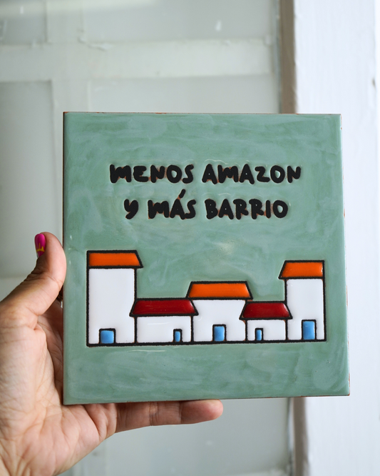 Azulejo de cerámica grande MENOS AMAZON Y MÁS BARRIO