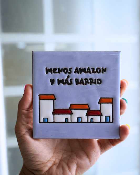 Azulejo de cerámica mediano MENOS AMAZON Y MÁS BARRIO