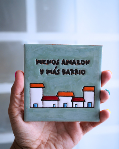 Azulejo de cerámica mediano MENOS AMAZON Y MÁS BARRIO