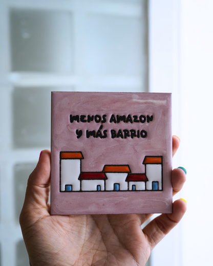 Azulejo de cerámica mediano MENOS AMAZON Y MÁS BARRIO