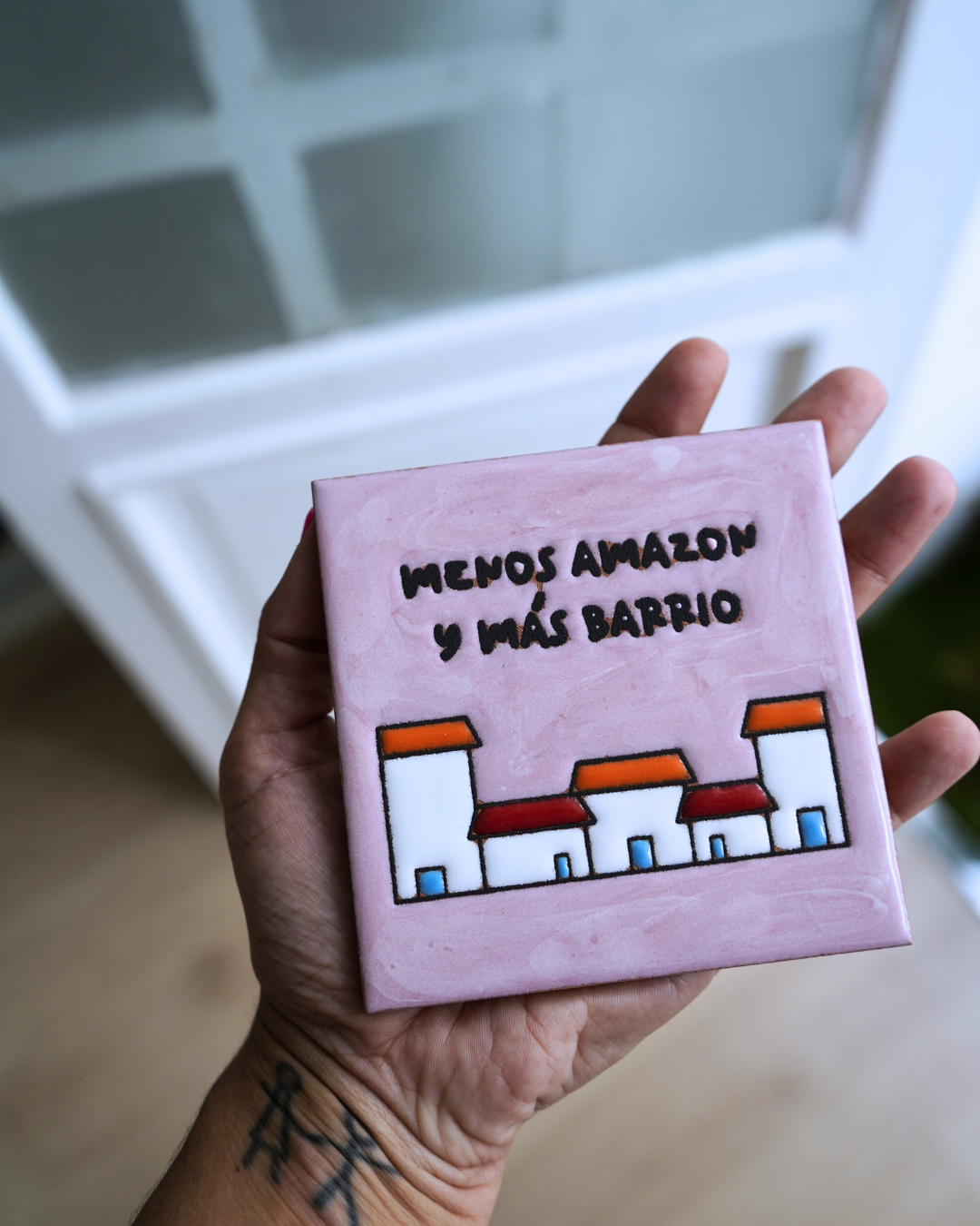 Azulejo de cerámica mediano MENOS AMAZON Y MÁS BARRIO