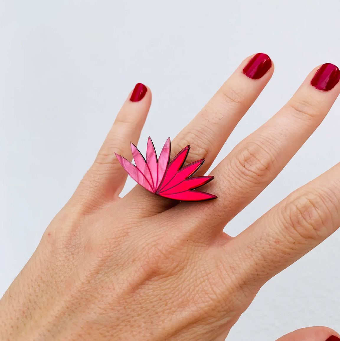 Anillo Faraona Flor Dalia rojo