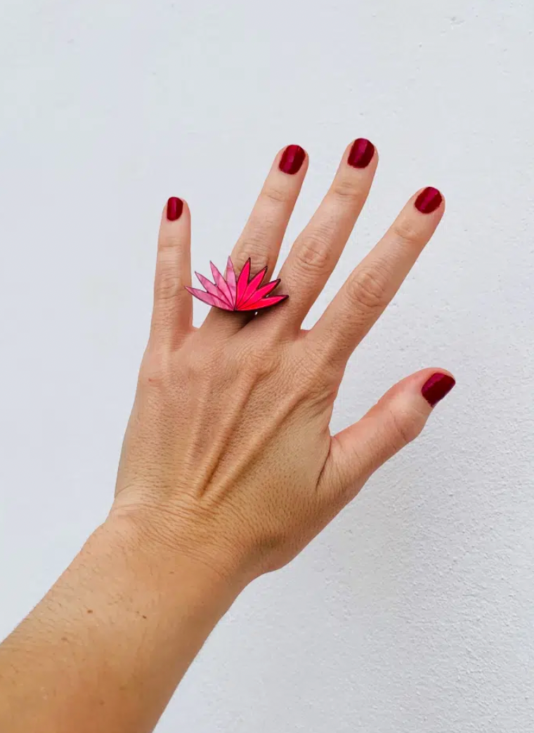 Anillo Faraona Flor Dalia rojo