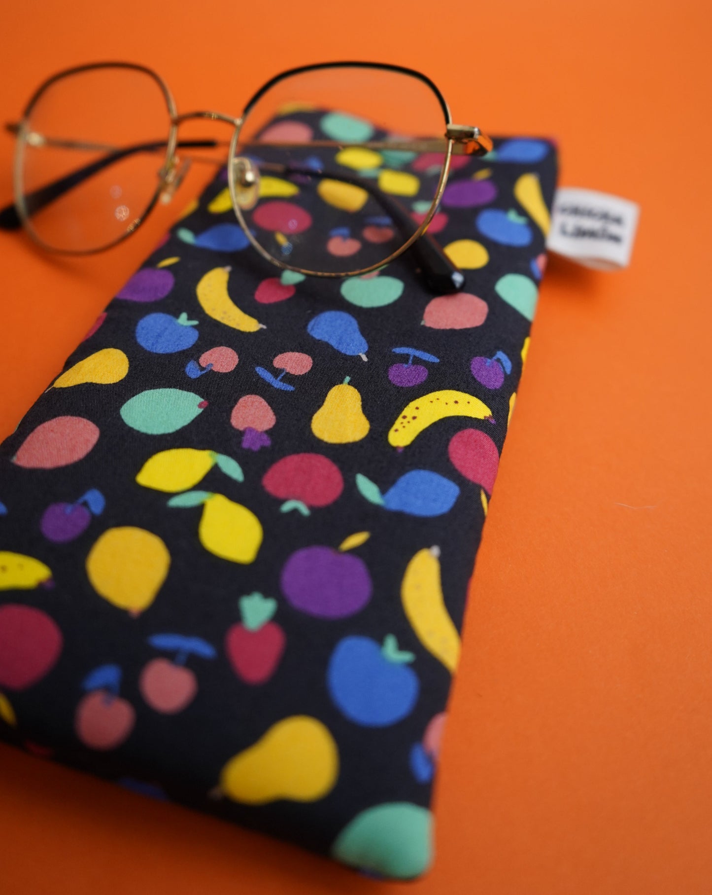 Funda de gafas con frutas fondo negro