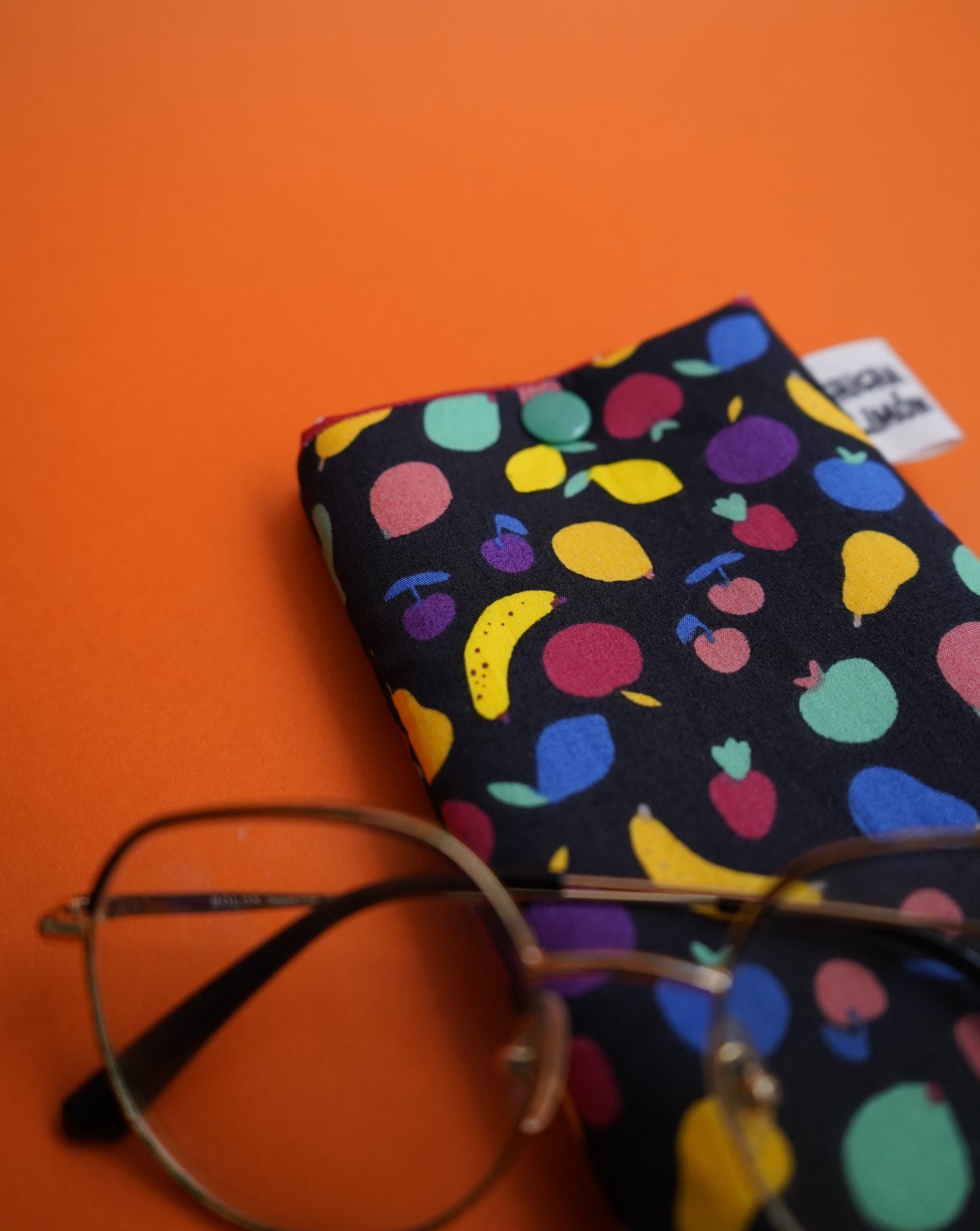 Funda de gafas con frutas fondo negro