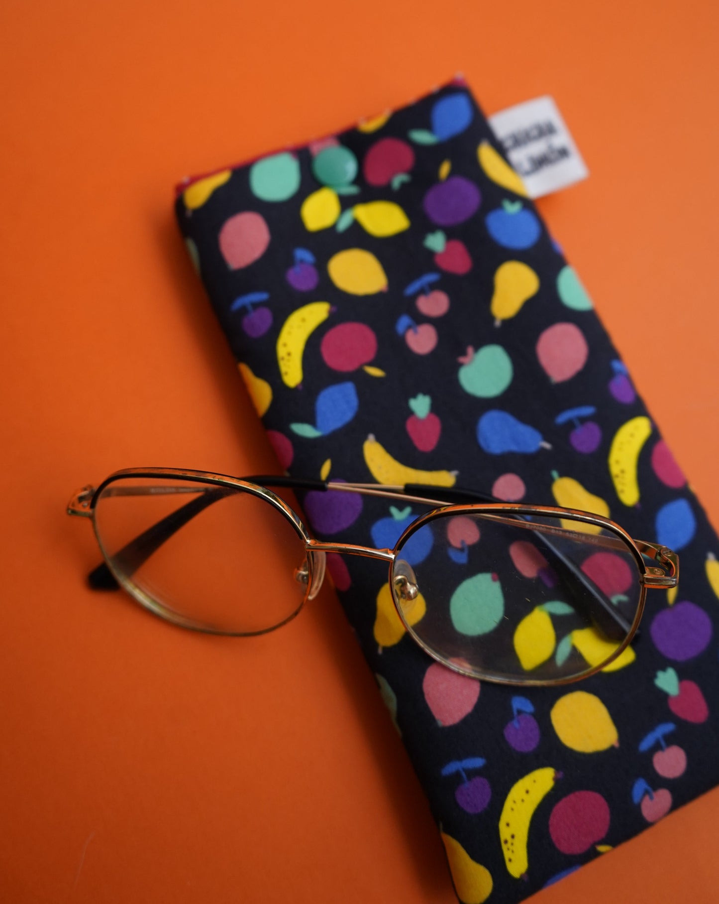 Funda de gafas con frutas fondo negro