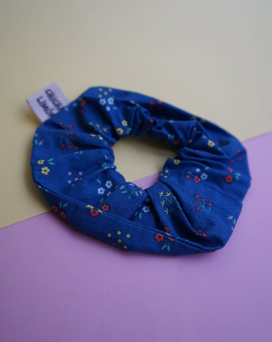 Coletero srunchie azul con florecitas