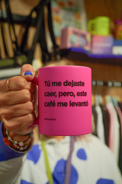 Taza de perreo Tú me dejaste caer, pero este café me levantó