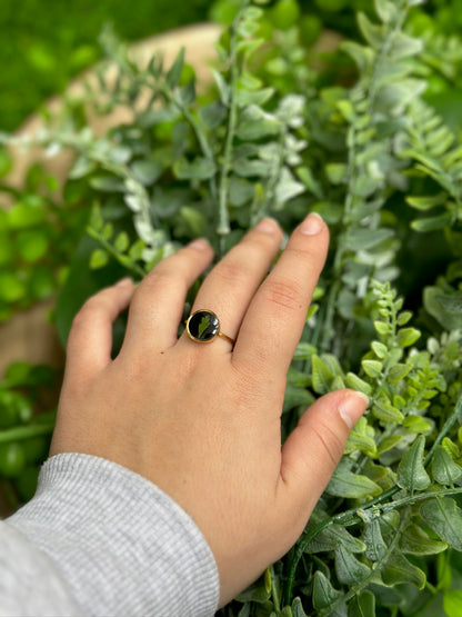 Anillo hojita fondo negro flor