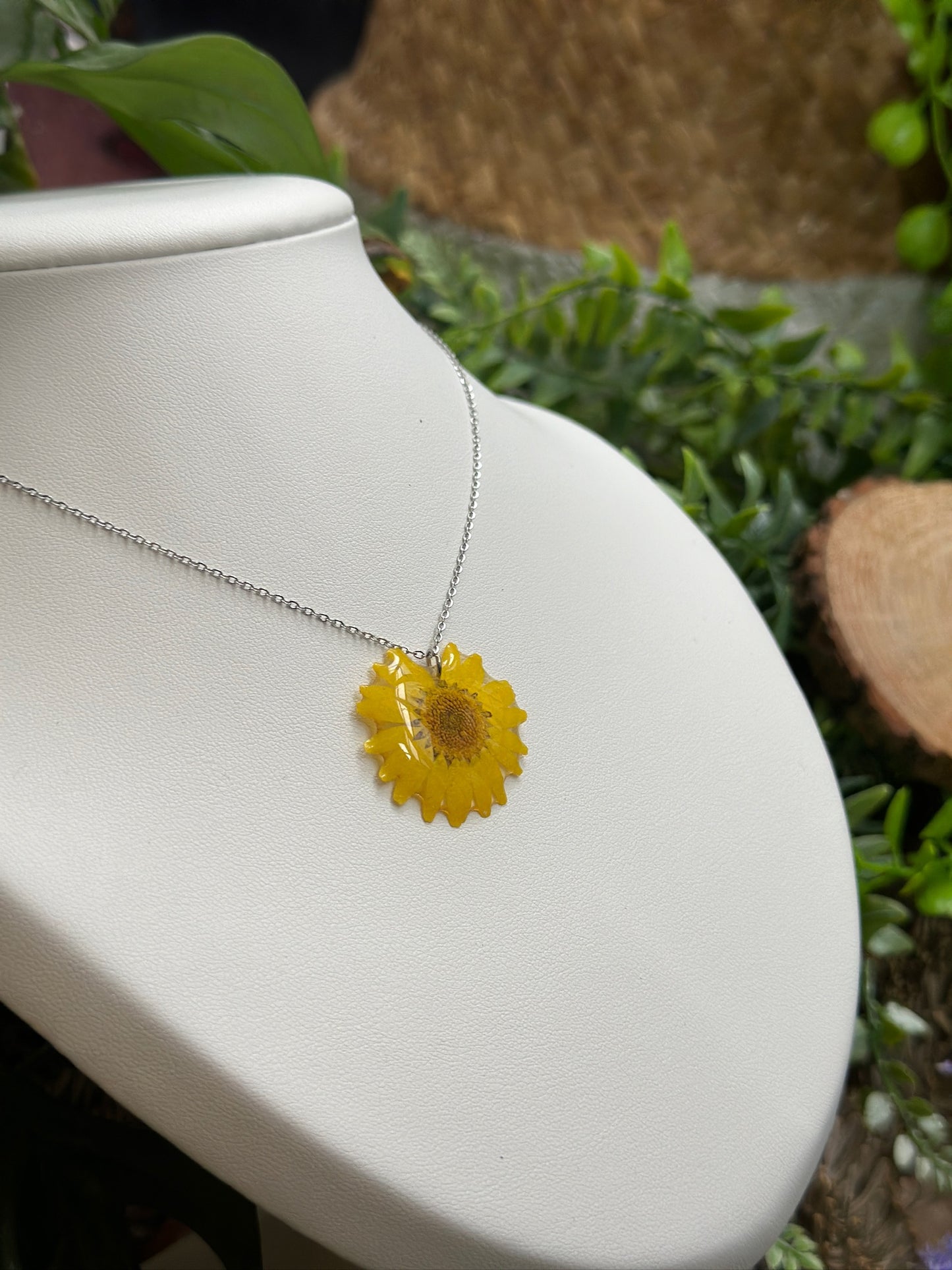 Yellow daisy necklace