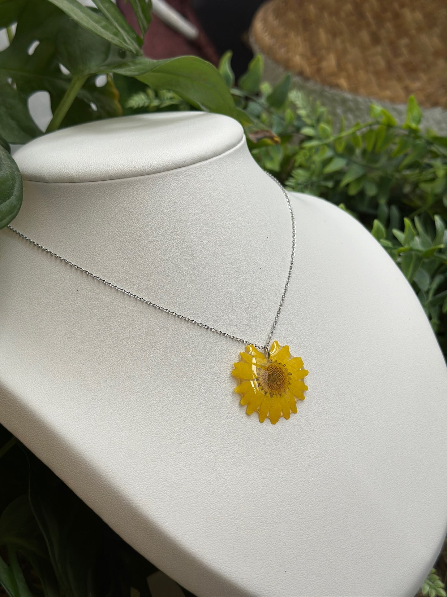 Yellow daisy necklace