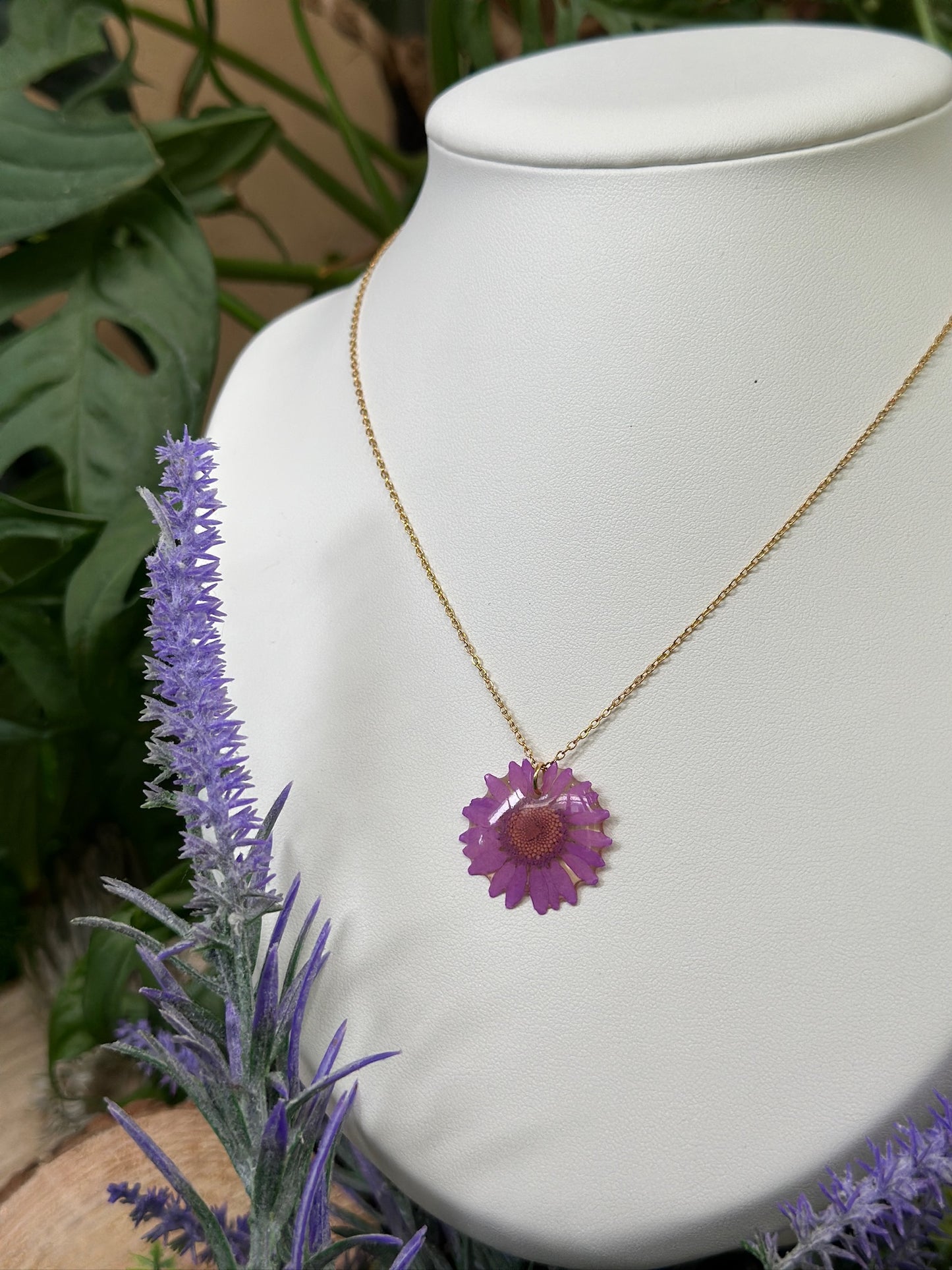 Purple/lilac daisy necklace