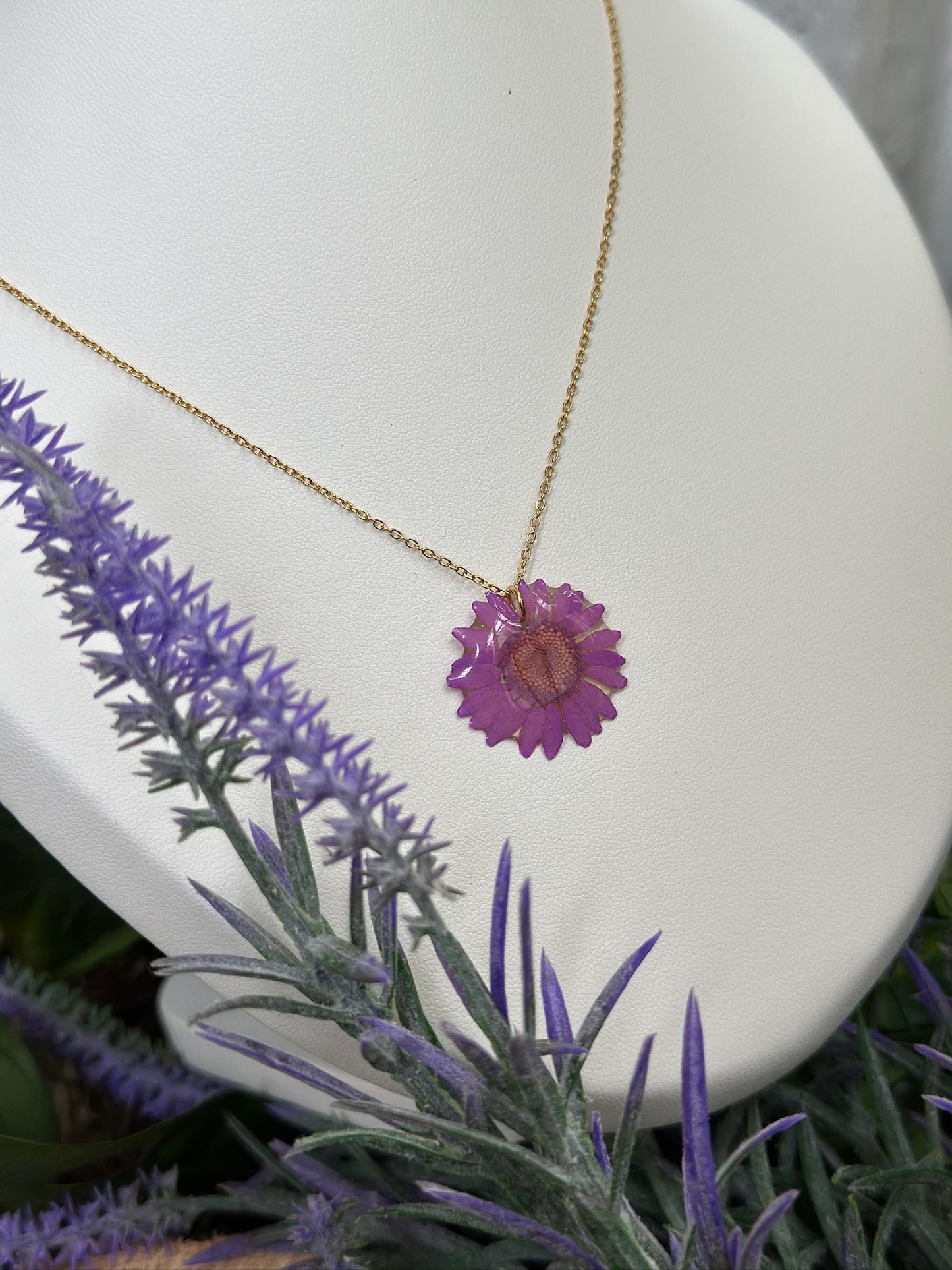 Purple/lilac daisy necklace