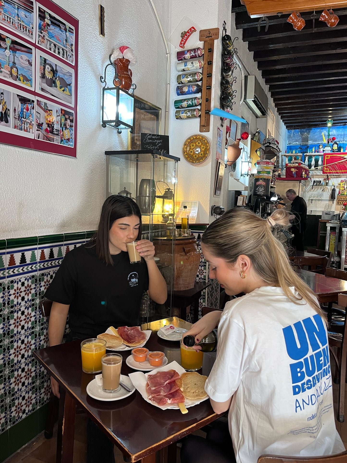 Camiseta Un buen desayuno andaluz - Negra print azul