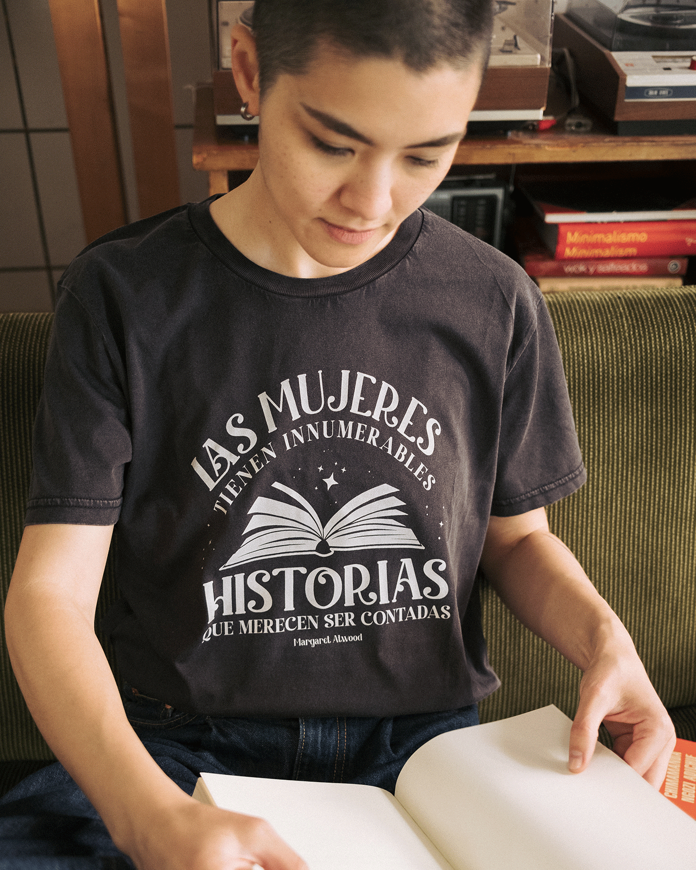 Camiseta Las mujeres tienen innumerables historias que merecen ser contadas